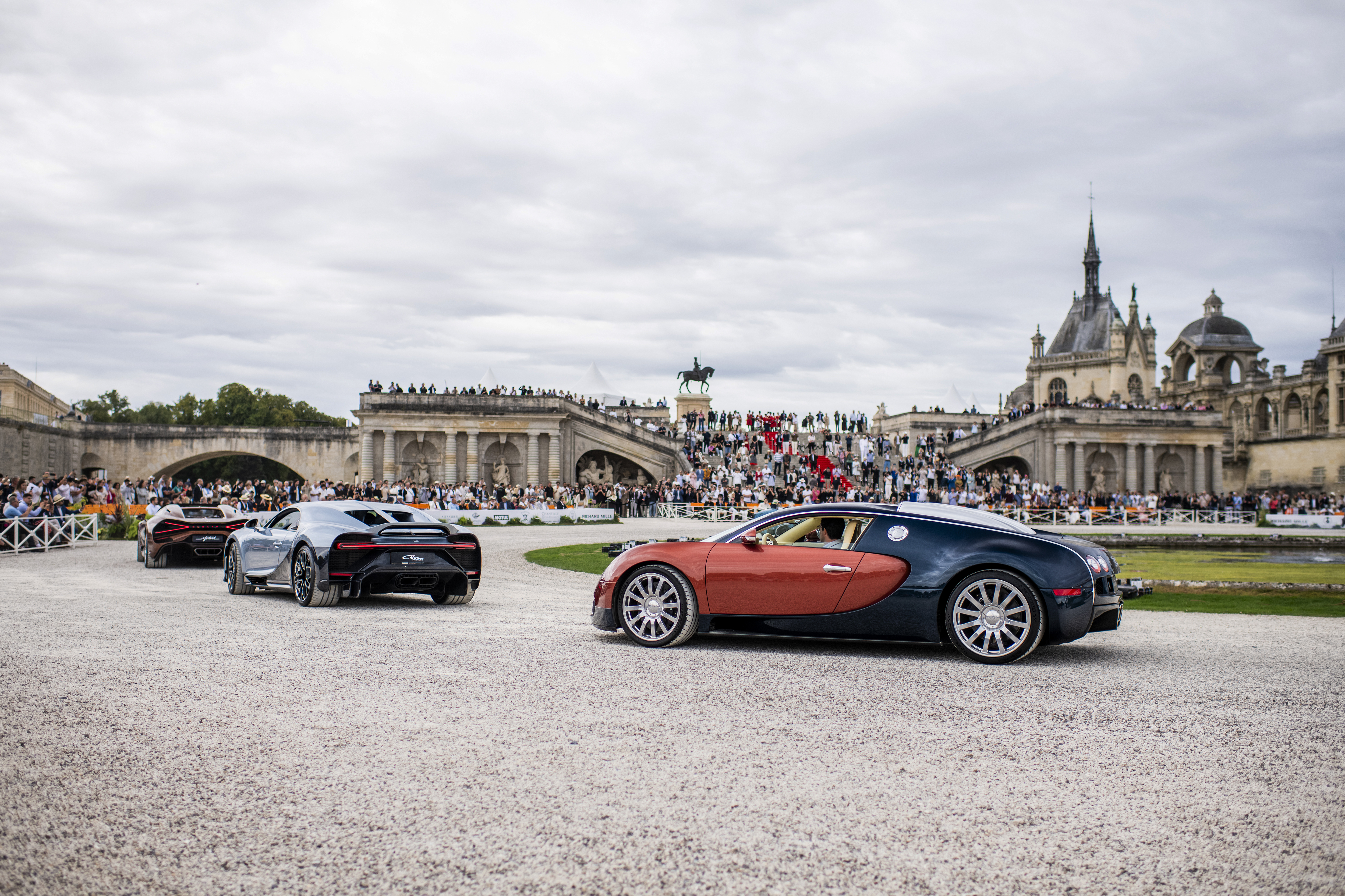 Bugatti à réuni à Chantilly la W16 Mistral Sur Mesure « Le Retour du Jeune Prince », la Veyron La Maison Pur Sang 20 Years, la W16 Mistral World Record Car et la Veyron Grand Sport Vitesse World Record Car. Ensemble, elles illustrent différents chapitres de l’histoire moderne de la marque. 